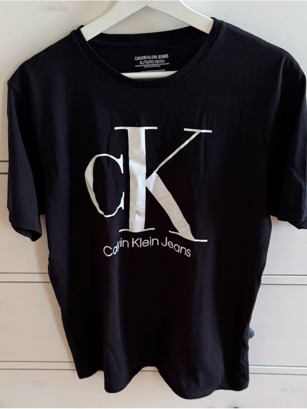 Calvin Klein Jeans boys Black graphic 100% cotton Tee with White CK Logo size XL